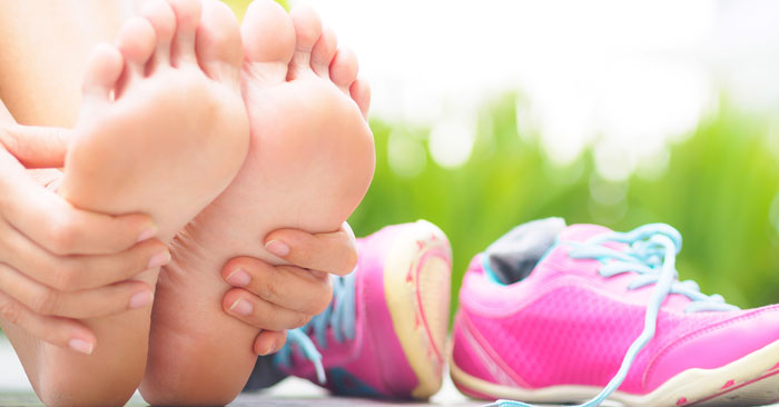 Come evitare i piedi gonfi